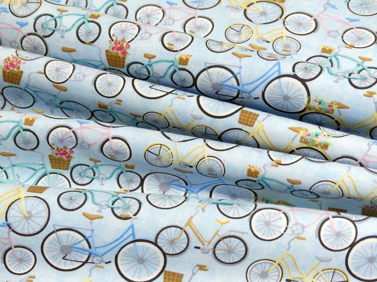 Baumwollstoff mit vielen bunten Fahrrädern aus der Kollektion Beach Bound für Patchwork, Taschen, Deko und mehr